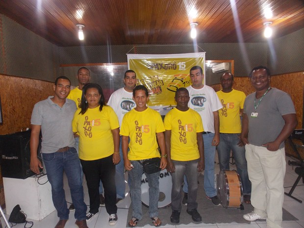 O coordenador da companhia Marcos Andrade (1º à esquerda) e o instrutor de música Ubiratan Assis (1º à direita) com grupo de percussão composto por pessoas com deficiência intelectual (Foto: Henrique Mendes/ G1)