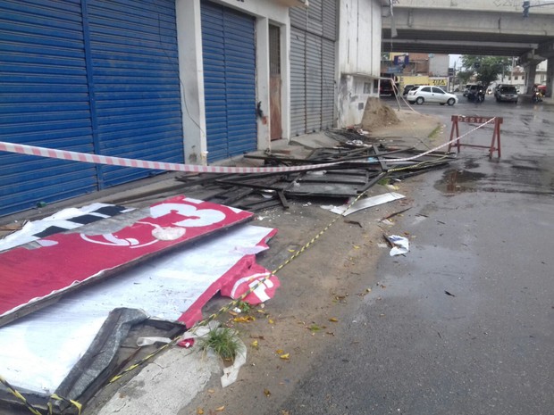 Outddor caiu após rajada de ventos na Avenida Caruaru (Foto: Pedro Jefferson/TV Asa Branca)