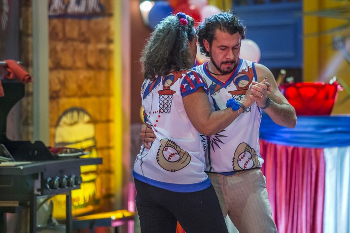 No Lado Americano, Rômulo e Ieda curtiram a pista de dança  (Foto: Artur Meninea/Gshow)
