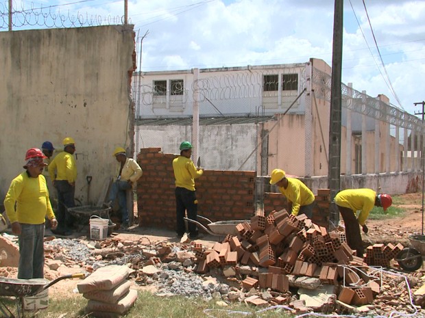 Operários trabalham em reconstrução de muro da Penitenciária de Pedrinhas (Foto: Reprodução / TV Mirante)