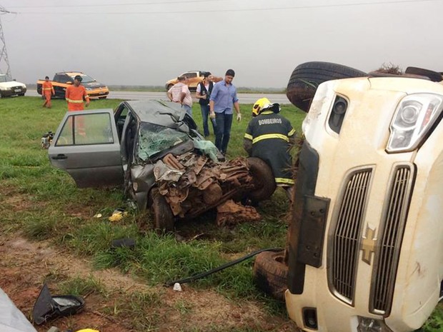 Caminhonete bateu em carro apÃ³s aquaplanagem em Nova Mutum e casal morreu (Foto: Claudemir de Oliveira / Mutum NotÃ­cias)