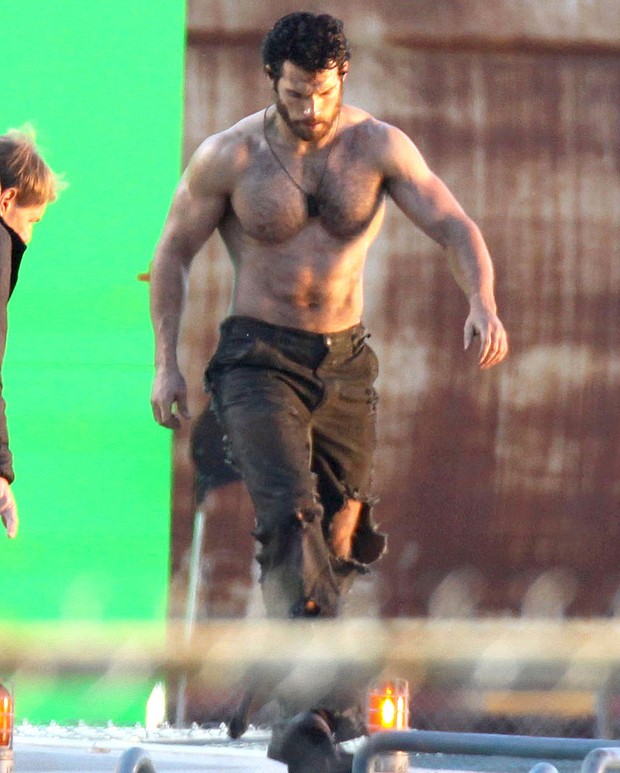 Cavill e o corpo adquirido nos seis meses de treinamento na Gym Jones - treino foi retomado recentemente para as filmagens de Batman vs. Superman (Foto: Reprodução)