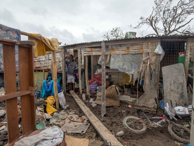 Moradores buscam pertences em casas destruídas em Port-Vila (Foto: Reuters/UNICEF Pacific/Handout ) Moradores buscam pertences em casas destruídas em Port-Vila (Foto: Reuters/UNICEF Pacific/Handout )
