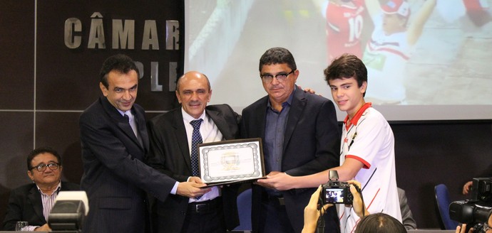 Flávio Araújo, técnico do River-PI título de cidadania (Foto: Abdias Bideh/GloboEsporte.com)
