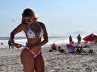 Sem photoshop, Aryane Steinkopf mostra suas curvas em dia de praia