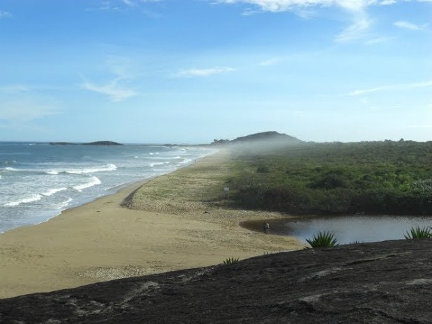 Vista da Lagoa dos Caraís e do mar, no Parque Estadual Paulo Cesar Vinha (Foto: Amanda Monteiro/ G1 ES)