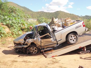 Carro com placa de Itabira bateu de frente com a caminhonete (Foto: Patrícia Belo / G1) Carro com placa de Itabira bateu de frente com a caminhonete (Foto: Patrícia Belo / G1)