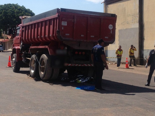 G1 Mototaxista morre após ser arrastado por caçamba no Centro de