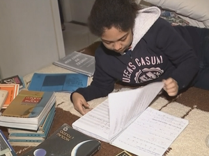 Menina de Marília quer ser cantora (Foto: Reprodução/TV TEM)