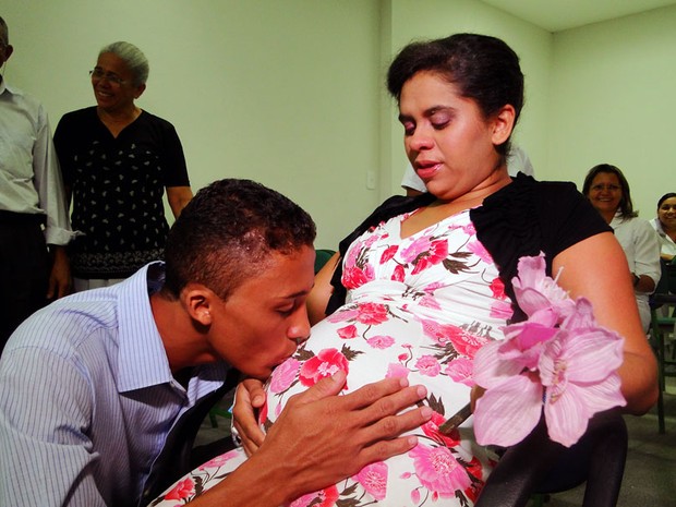 Fabiana,que estava em trabalho de parto, casou na Maternidade Divino Amor, em Parnamirim (Foto: Ricardo Araújo/G1)