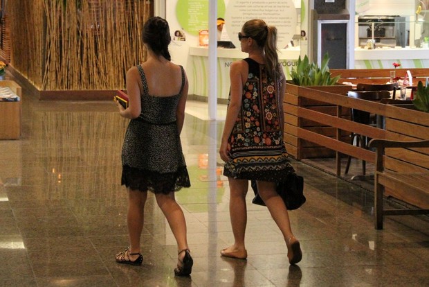 Juliana Baroni e irmã em shopping na Barra da Tijuca, RJ (Foto: Johnson Parraguez / FotoRioNews)