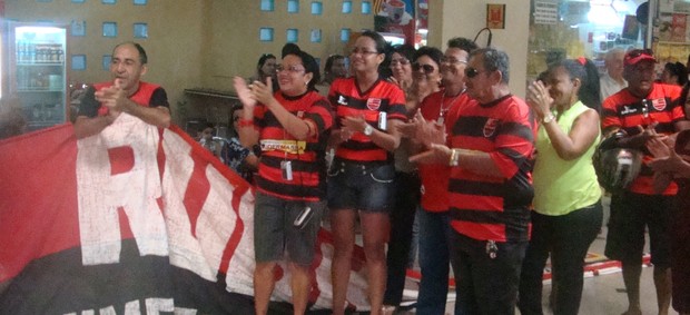 Torcida no embarque do Flamengo-PI (Foto: Wenner Tito)
