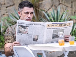 De camisa coladinha, Jarbas Homem de Mello grava participação como detetive (Foto: Pé Na Cova/TV Globo)