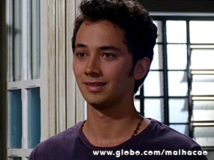 Ben fica superemocionado com a notícia (Foto: Malhação / TV Globo)