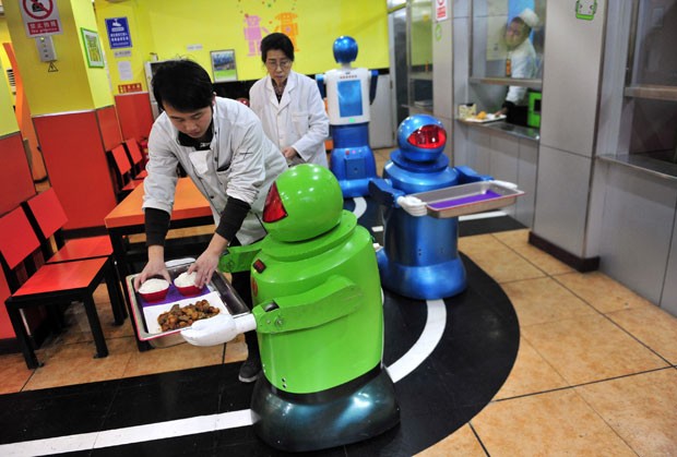 Robôs estão preparados para cozinhar, entregar pedidos e levar menus (Foto: Sheng Li/Reuters)