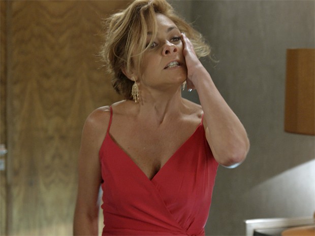 Inês fica revoltada com tapa e parte para cima da rival (Foto: TV Globo)