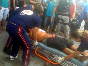 Homem foi socorrido pelos paramédicos do Samu (Foto: Genival Moura/G1)