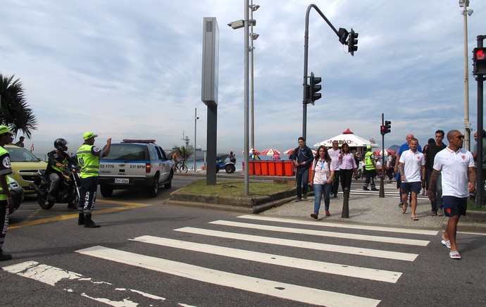 Jogadores da Holanda atravessando a rua (Foto: Thales Soares)