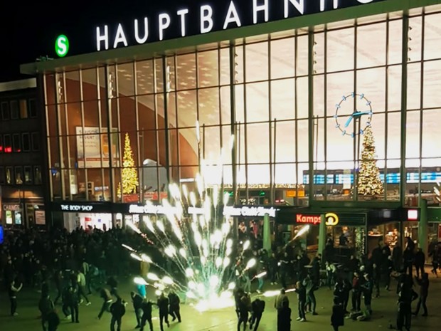 Imagem de vídeo publicado na internet mostra o momento em que um fogo de artifício explode no meio da multidão diante da estação central de Colônia na noite de réveillon (Foto: Reprodução/Youtube/Baris Olsun)