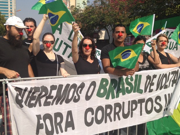 Grupo aproveitou o desfile do Dia da Independência para protestar contra o governo federal (Foto: Fernanda Borges/G1) Grupo aproveitou o desfile do Dia da Independência para protestar contra o governo federal (Foto: Fernanda Borges/G1)
