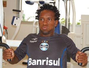 Zé Roberto faz musculação em Atibaia (Foto: Bruno Junqueira/TXT Assessoria)