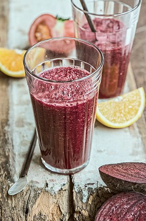 Suco misto: Bata no liquidificador 1/2 beterraba, 1/2 tomate sem semente, suco de 4 laranjas, 1/2 cenoura média, 1/2 maçã com casca, suco de 1 limão, 1/4 de mamão-papaia com 250 ml de água e 1 sachê de dente-de-leão (disponível em casas de produtos naturais) | Rende 4 copos (Foto: Iara Venanzi/Editora Globo)