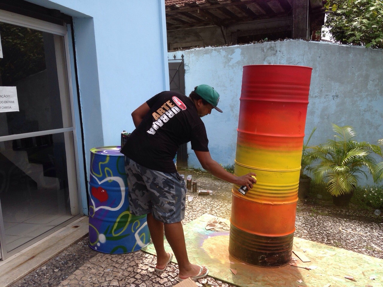 O grafiteiro prepara as peças que estarão na ação de amanhã (Foto: Divulgação)