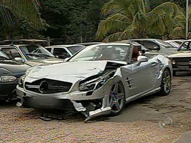 Frente do carro de luxo - avaliado em R$ 600 mil - ficou destruída (Foto: Reprodução / TV Tem)