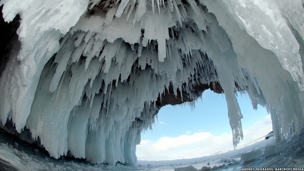 Fotos foram feitas depois que Nekrasov viu as cavernas durante um mergulho sob o gelo próximo da margem do Baikal  (Foto: Andrey Nekrasov/Barcroft Media)