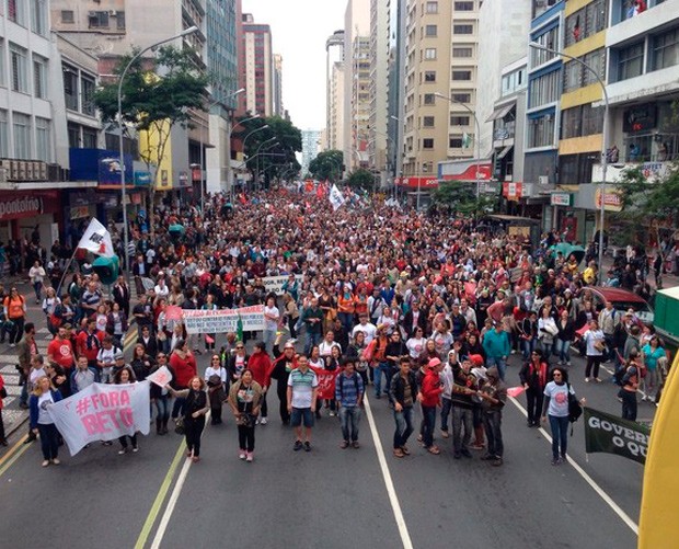 Professores fizeram passeata em Curitiba nesta terça-feira (19) (Foto: Andressa Almeida / RPC )