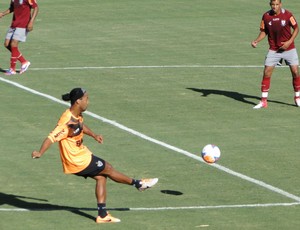Ronaldinho, jogo-treino Atlético-MG x America-MG (Foto: Léo Simonini)