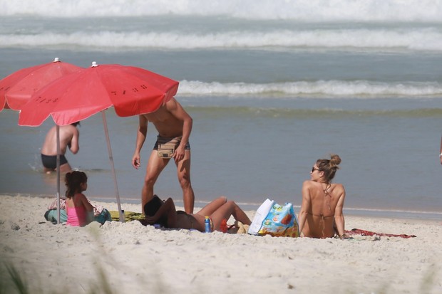 Grazi Massafera na praia com a filha Sofia (Foto: Dilson Silva/ AG. News) Grazi Massafera na praia com a filha Sofia (Foto: Dilson Silva/ AG. News)