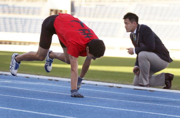 Katsumi Tamakoshi quebrou o recorde mundial ao correr 100 metros de quatro em 15s86 (Foto: Eugene Hoshiko/AP)