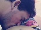 Ex-BBB Rodrigo beija barriguinha da mulher, grávida de seu primeiro filho