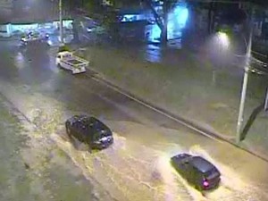 Por volta das 18h, temporal deixou ruas alagadas em Santa Cruz, na Zona Oeste do Rio de Janeiro (Foto: Reprodução/ Câmeras CET-Rio)