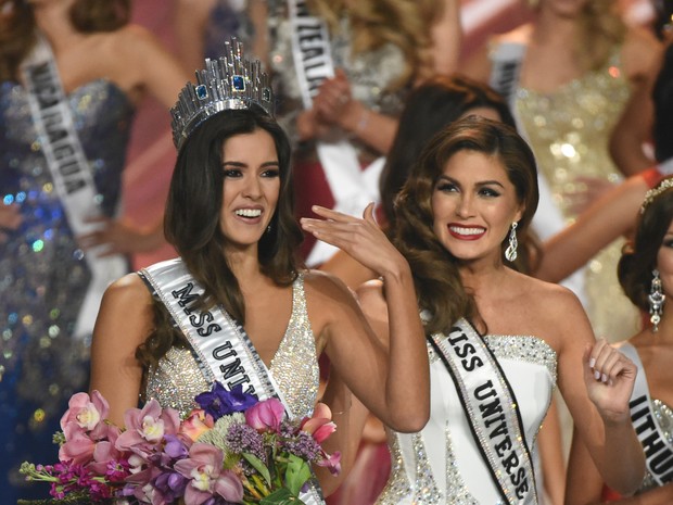 Colombiana Paulina Vega recebe a coroa de Miss Universo 2014 da Miss Universo 2013, Gabriela Isler, em Miami, nos Estados Unidos (Foto: Timothy A. Clary/ AFP)