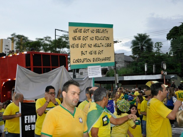 Alguns manifestantes em CuiabÃ¡ resolveram protestar em inglÃªs. (Foto: Carlos Palmeira / G1)