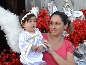 Mariane levou a filha de 1 ano à procissão de Pentecostes para pagar promessa (Foto: Maiara Barbosa/ G1)