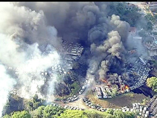 Dezenas de carro pegaram fogo (Foto: Reprodução/TV Globo)
