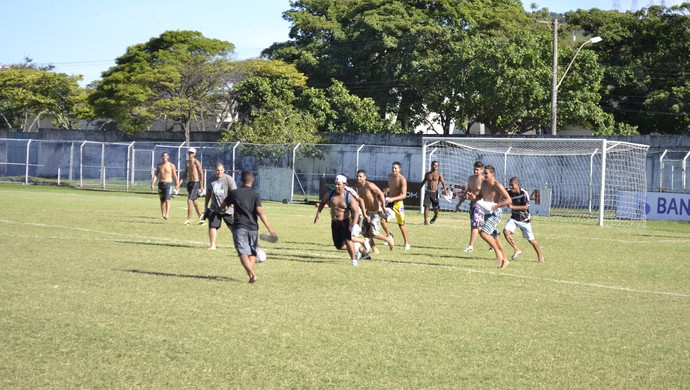 Torcedores do Rio Branco-ES invandem o campo e começam a jogar uma pelada (Foto: Sidney Magno Novo/Globoesporte.com)