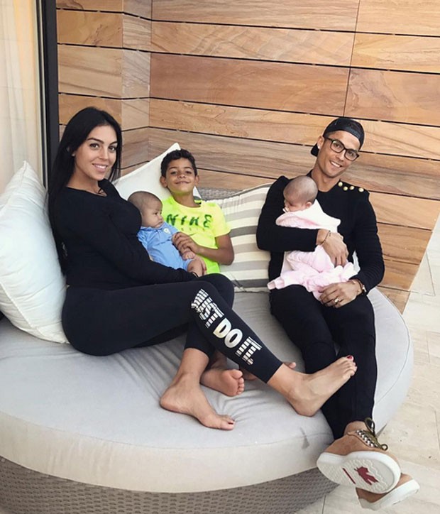 Georgina Rodriguez com Cristiano Ronaldo e os filhos dele (Foto: Reprodução)