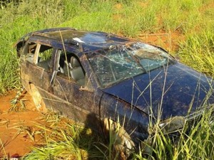 Cinco adultos e uma criança estavam no carro em Goianésia, Goiás (Foto: Reprodução/ Polícia Rodoviária Estadual)