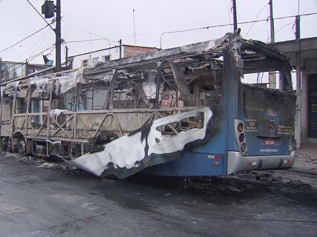 Ônibus é incendiado na Área Continental de São Vicente (Foto: Reprodução/TV Tribuna)