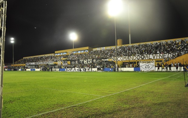 Torcida mixtense lotou o estádio Presidente Dutra (Foto: Leonardo Heitor/Globoesporte.com)