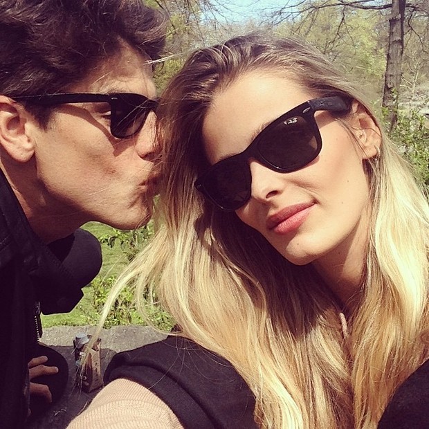 Yasmin Brunet e o namorado no Central Park (Foto: Reprodução/ Instagram)
