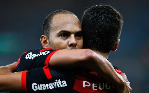 Alecsandro gol Flamengo x Coritiba (Foto: Guito Moreto / O Globo)