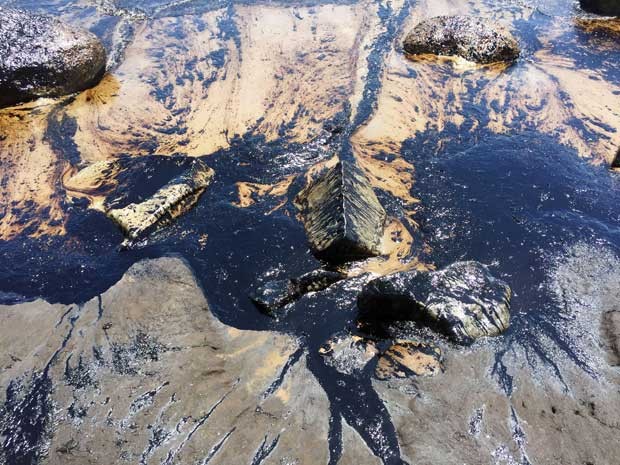 Oleoduto rompe e joga petróleo na costa da Califórnia. (Foto: Mike Eliason / Santa Barbara County Fire Department / via AP Photo)