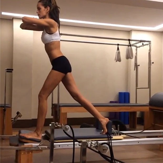 Izabel Goulart faz pilates (Foto: Instagram)