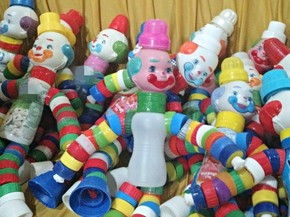 Usando Tampinhas Idosos Fazem 50 Bonecos Para Doar As Criancas No