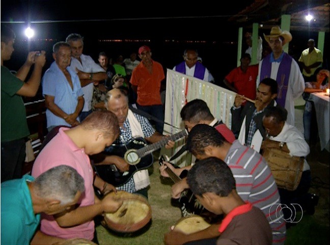 Fiéis cantam e fazem homenagem a São Lázaro no Tocantins (Foto: Reprodução/TV Anhanguera)